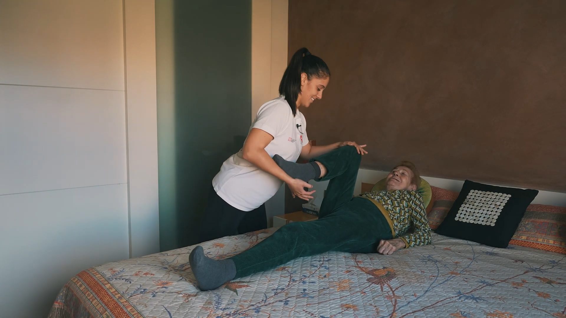 Anciana realizando Rehabilitación tras un largo período en cama