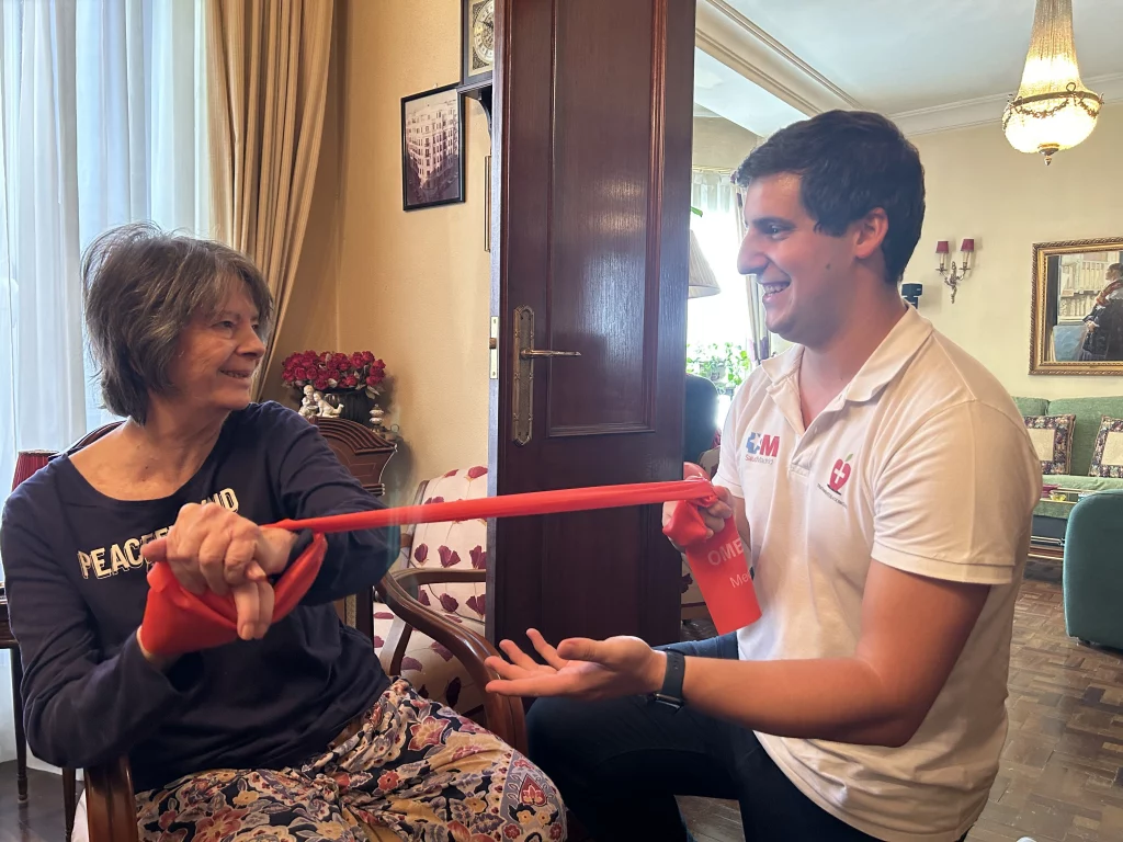 Ancians realizando ejercicios de rehabilitación neurológica con la ayuda de fisioterapeuta en Coslada